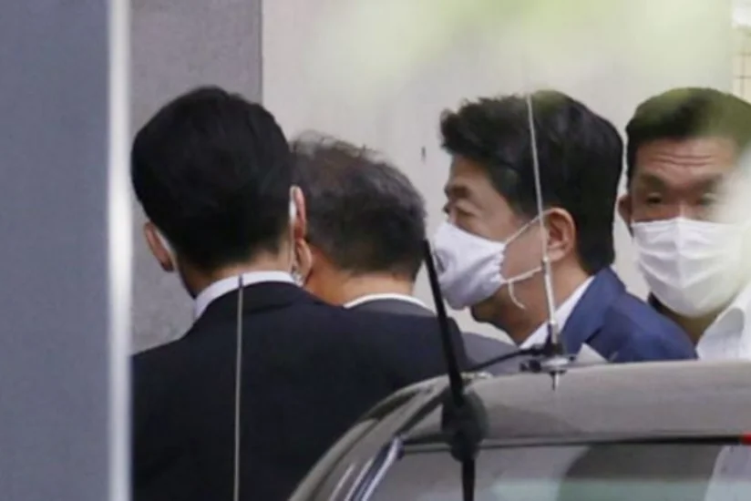 Премьер Японии второй раз за неделю посетил больницу