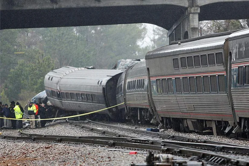 На севере Мексики грузовой поезд сошел с рельсов