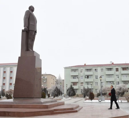 Prezident İlham Əliyev Naxçıvanda ümummilli lider Heydər Əliyevin abidəsini ziyarət edib