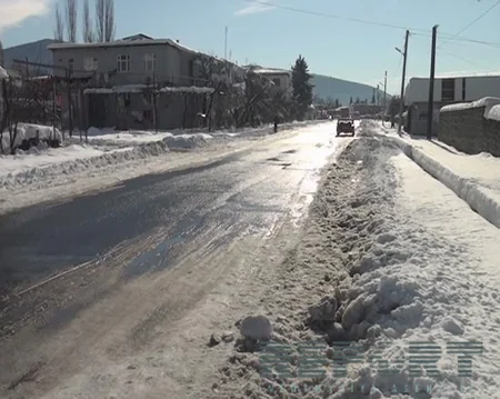 ​Qaxda əsas və ara küçələr qar və buz qatından təmizlənib - FOTO