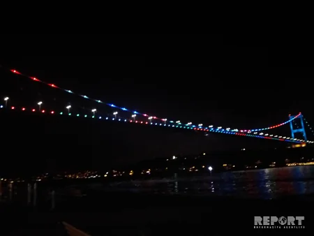 İstanbulun Fatih Sultan Mehmet körpüsü Azərbaycan bayrağının rənglərinə boyanıb - FOTO