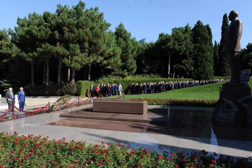SOCAR-ın nümayəndələri Fəxri xiyabanda ulu öndər Heydər Əliyevin məzarını ziyarət ediblər