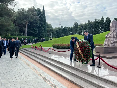 Bakı Beynəlxalq Konfransının iştirakçıları Fəxri və Şəhidlər xiyabanlarını ziyarət ediblər