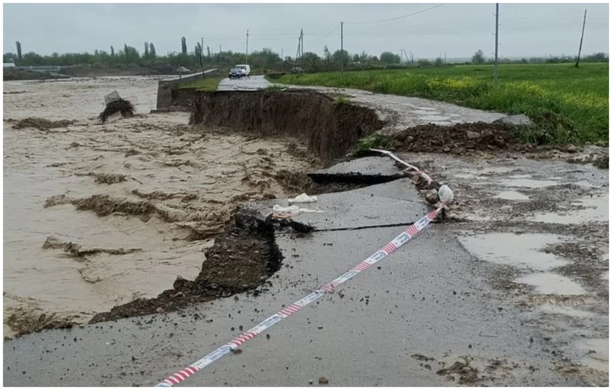 Sel suları Ağsuda avtomobil yolunu yararsız hala salıb