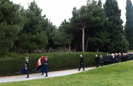 Prezident İlham Əliyev ümummilli lider Heydər Əliyevin məzarını ziyarət edib - FOTO