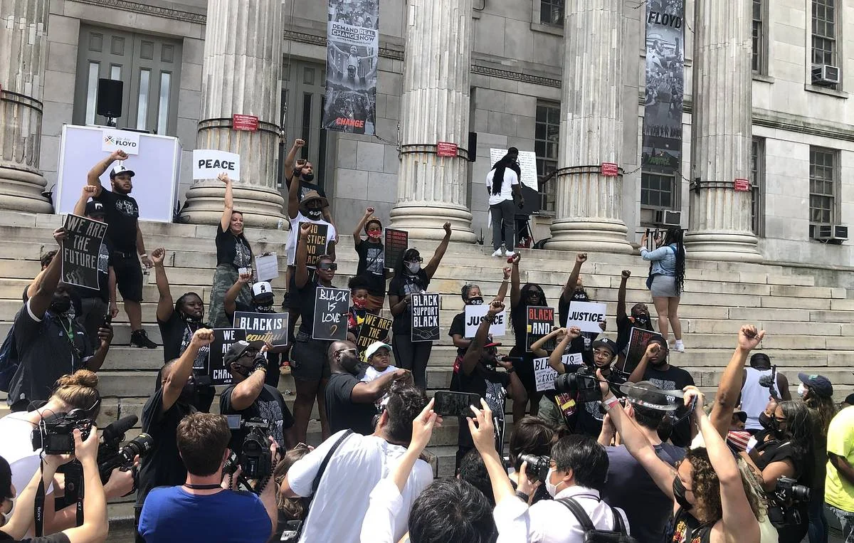 Corc Floydun ölümünün ildönümü iğtişaşlarla yadda qaldı