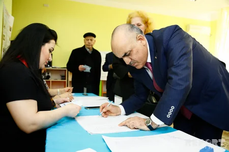 Səlim Müslümov Prezident seçkilərində səs verib