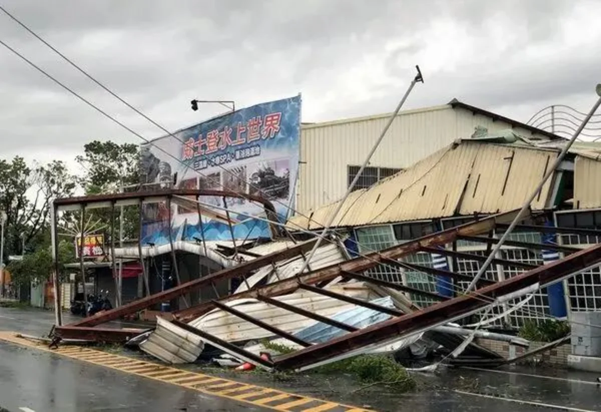 Typhoon Danas kills two in Taiwan, injures over 500