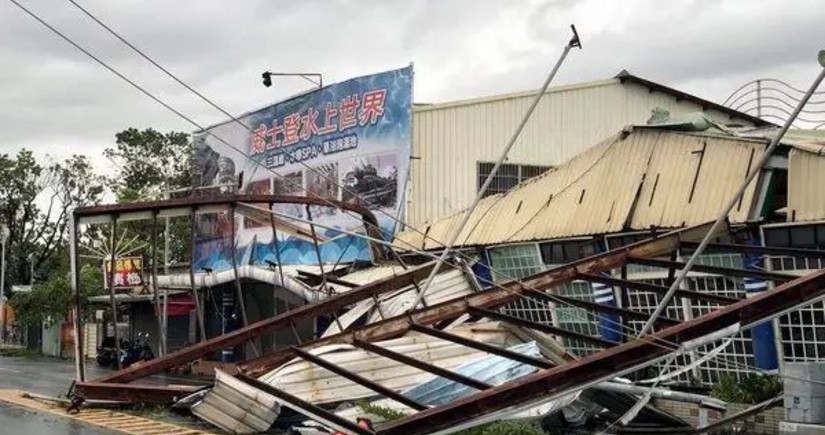 Typhoon Danas kills two in Taiwan, injures over 500