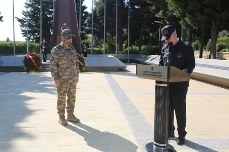 Türkiyənin Müdafiə naziri Fəxri xiyabanı ziyarət edib