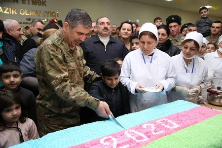 Zakir Həsənov əsgər valideynlərinin suallarını cavablandırıb, problemlərin həlli üçün tapşırıqlar verib - VİDEO