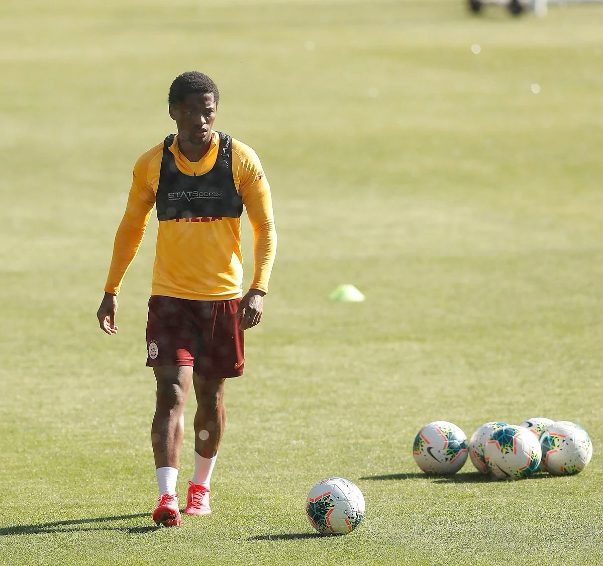 Qalatasaray Neftçinin bəyənmədiyi futbolçunu icarəyə vermək istəyir