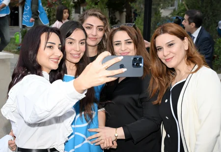 Bakıda yenilənmiş növbəti həyət sakinlərin istifadəsinə verilib