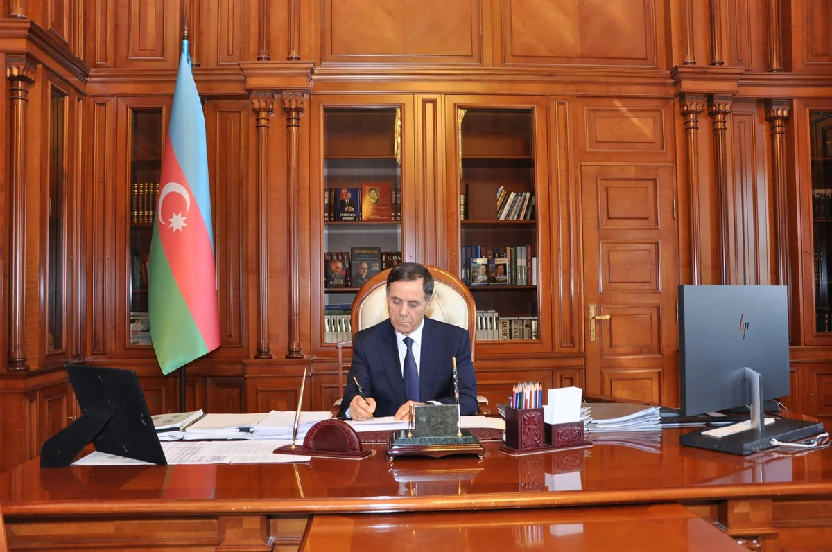 Baş Nazir müəllimləri təbrik edib