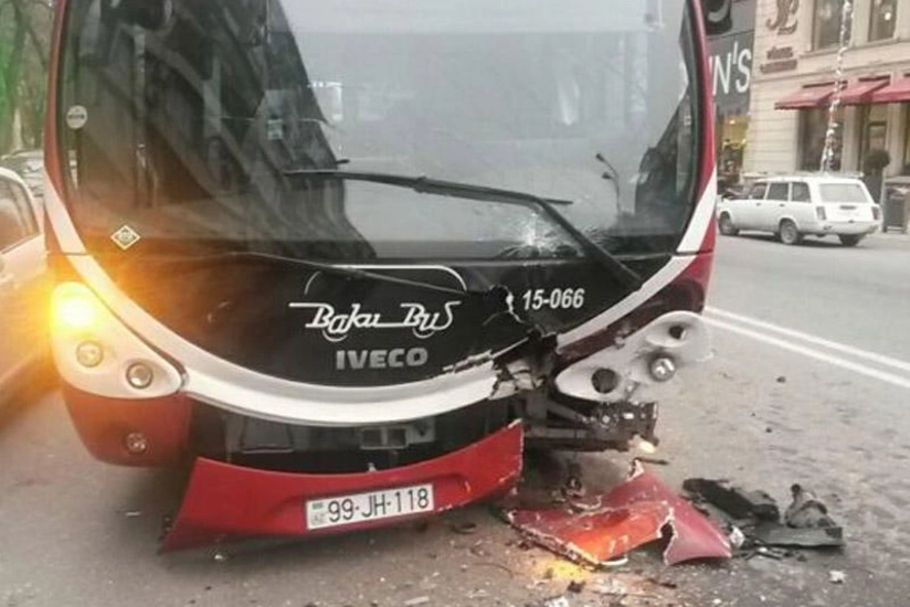 Bakıda sərnişin avtobusu qəzaya düşüb
