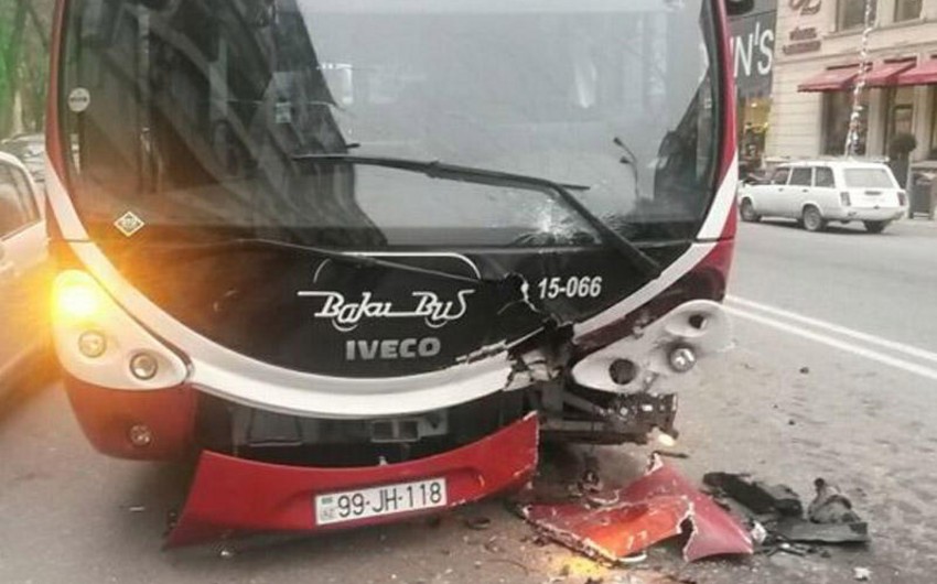 Bakıda sərnişin avtobusu qəzaya düşüb