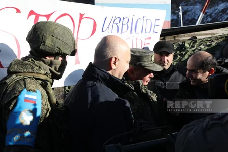 На дороге Шуша - Ханкенди продолжается акция протеста, звучит гимн Азербайджана
