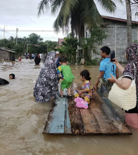 Tailandda on minlərlə ev daşqınlardan zərər çəkib