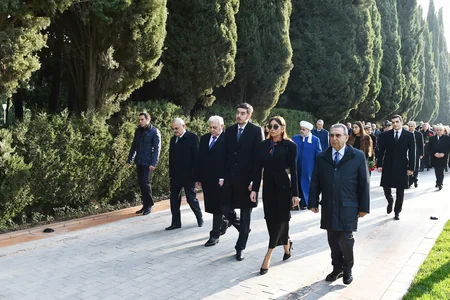 Azərbaycan Prezidenti Heydər Əliyevin məzarını ziyarət edib