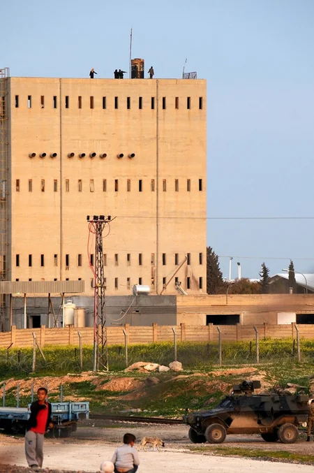 ​İŞİD Türkiyə sərhədi yaxınlığında radioötürücü yerləşdirib
