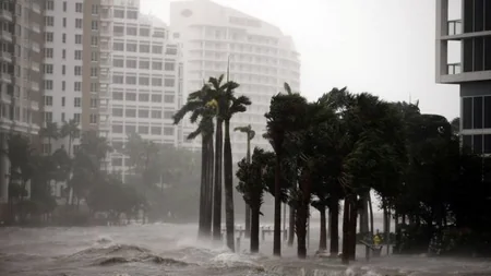 4.5 m storm waves hit Florida coast, Miami city partially under water  VIDEO