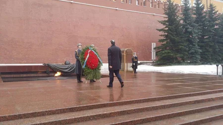 Azərbaycan XİN başçısı Moskvada naməlum əsgərin abidəsini ziyarət edib