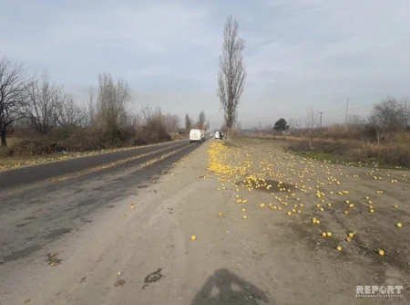 В Хачмазе из движущегося автомобиля выпал груз - ВИДЕО