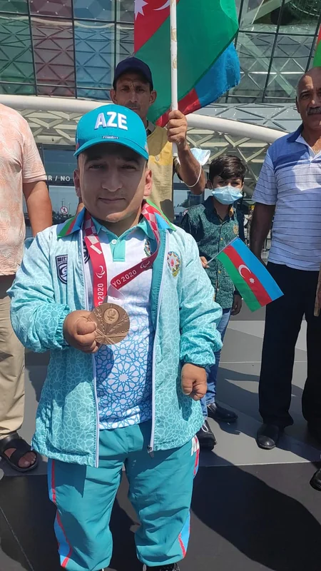 Tokio-2020: Azərbaycanın ilk medalını qazanmış paralimpiyaçı Vətənə qayıdıb