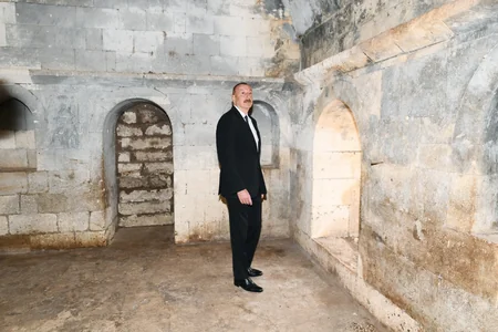 Dövlət başçısı Ağdamda Pənahəli xanın sarayının yerləşdiyi imarət kompleksində olub - YENİLƏNİB