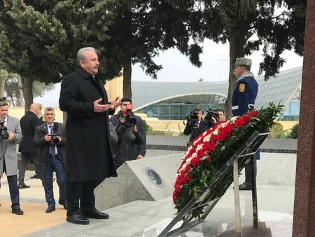 Türkiyə parlamentinin sədri Fəxri və Şəhidlər xiyabanlarını ziyarət edib