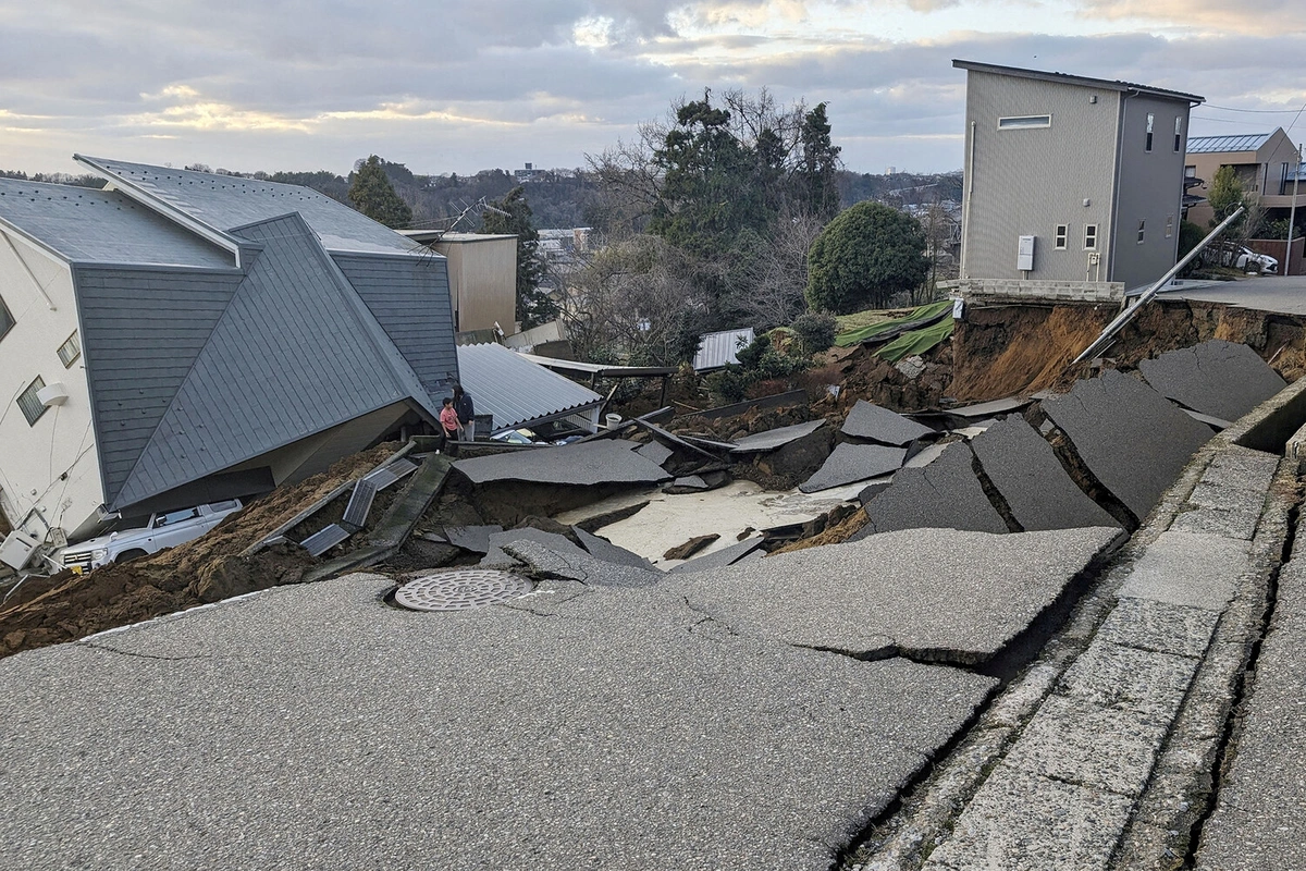 Yaponiyada zəlzələ zamanı itkin düşmüş 50-dən çox insan axtarılır