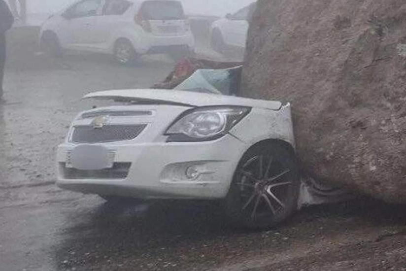 Özbəkistanda avtomobilin üzərinə qaya parçasının düşməsi nəticəsində 3 nəfər ölüb