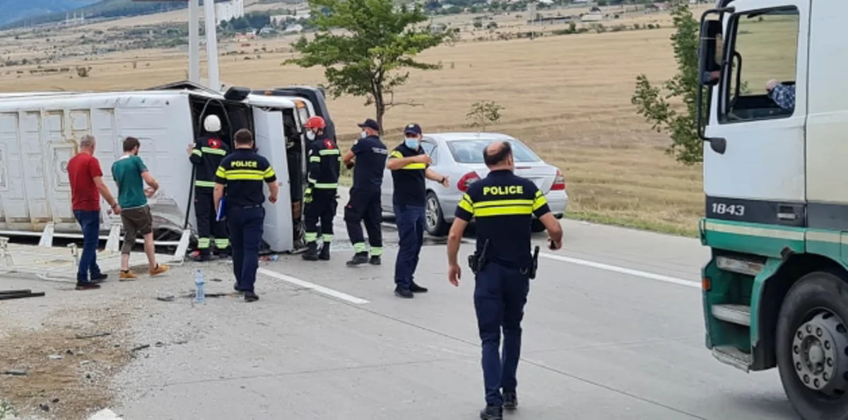 Gürcüstanda sərnişin mikroavtobusu aşıb, xəsarət alanlar var