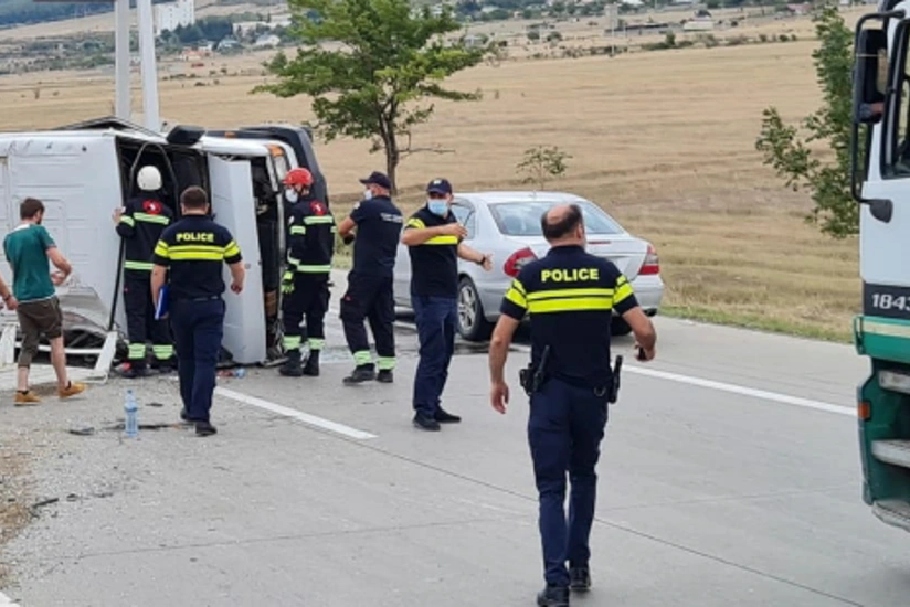 Gürcüstanda sərnişin mikroavtobusu aşıb, xəsarət alanlar var