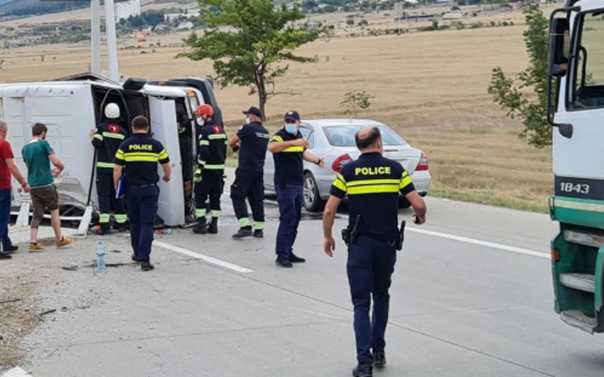 Gürcüstanda sərnişin mikroavtobusu aşıb, xəsarət alanlar var