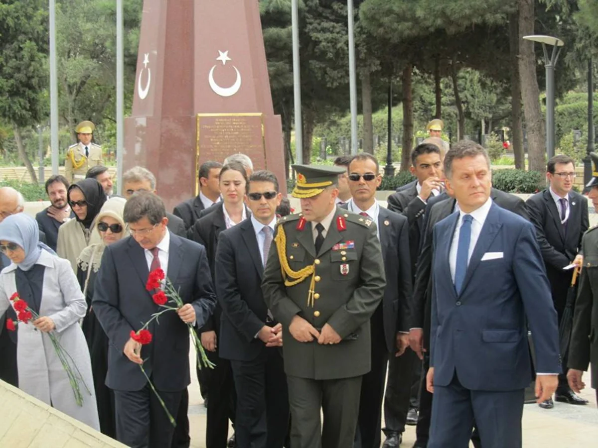 Türkiyənin baş naziri Fəxri Xiyabanı və Şəhidlər Xiyabanını ziyarət edib