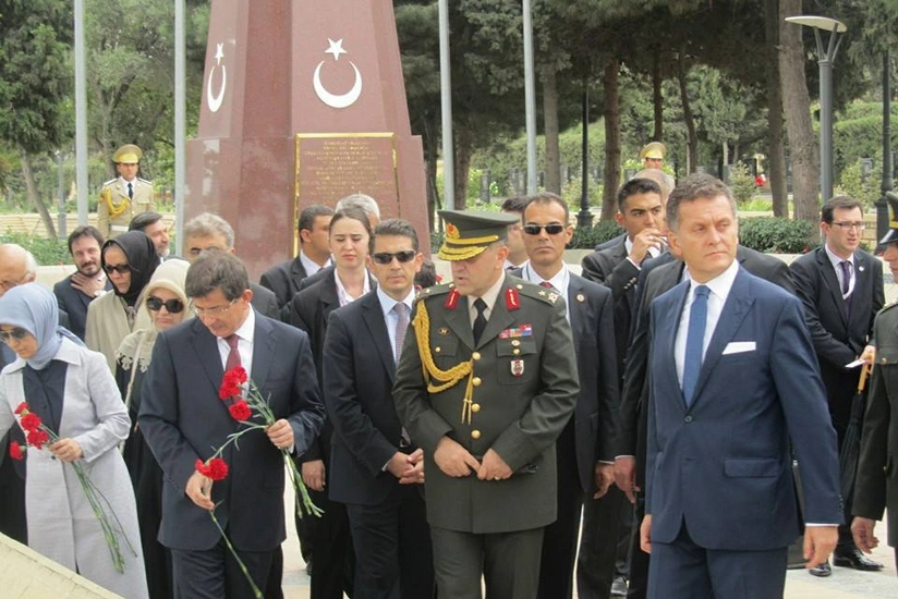 Премьер-министр Турции посетил Аллею почетного захоронения и Аллею шехидов