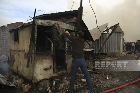 Bakıda inşaat materialları bazarındakı yanğının açıq alov mənbələri söndürülüb - YENİLƏNİB-7