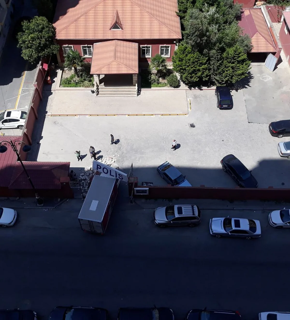 Bakıda yük maşını polis şöbəsinin darvazasına çırpılıb