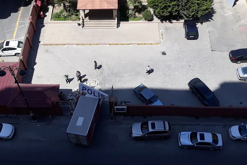 Bakıda yük maşını polis şöbəsinin darvazasına çırpılıb