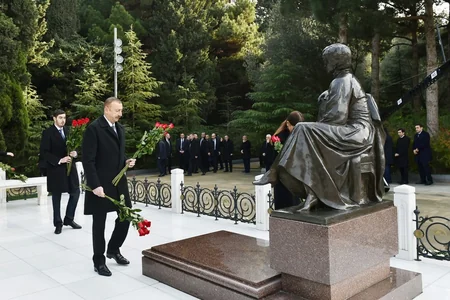 Azərbaycan Prezidenti Heydər Əliyevin məzarını ziyarət edib