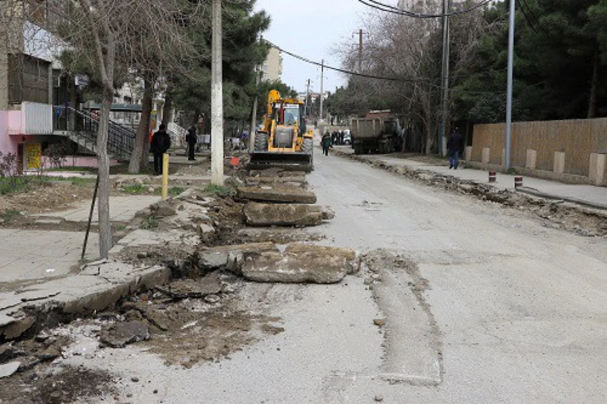 Xətai rayonunda daha bir yol təmir olunur