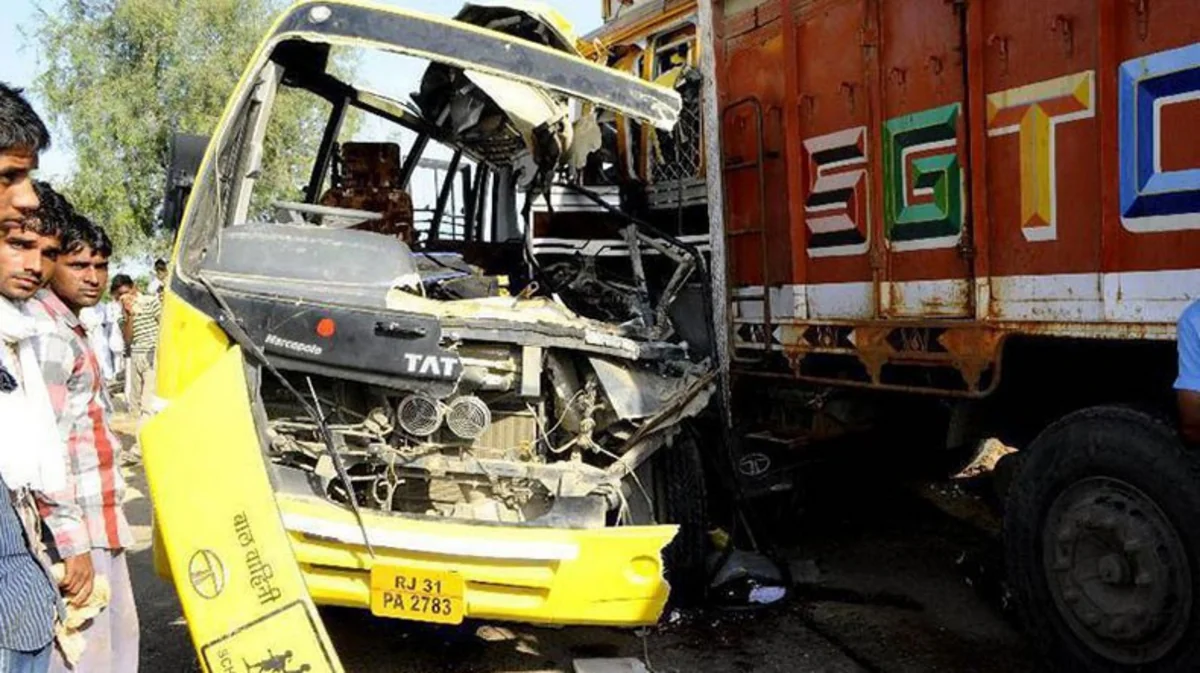 India: 8 workers dead as truck collides with bus