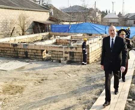 Prezident Ağsuda zəlzələnin nəticələrinin aradan qaldırılması ilə bağlı görülən işlərlə yerində tanış olub