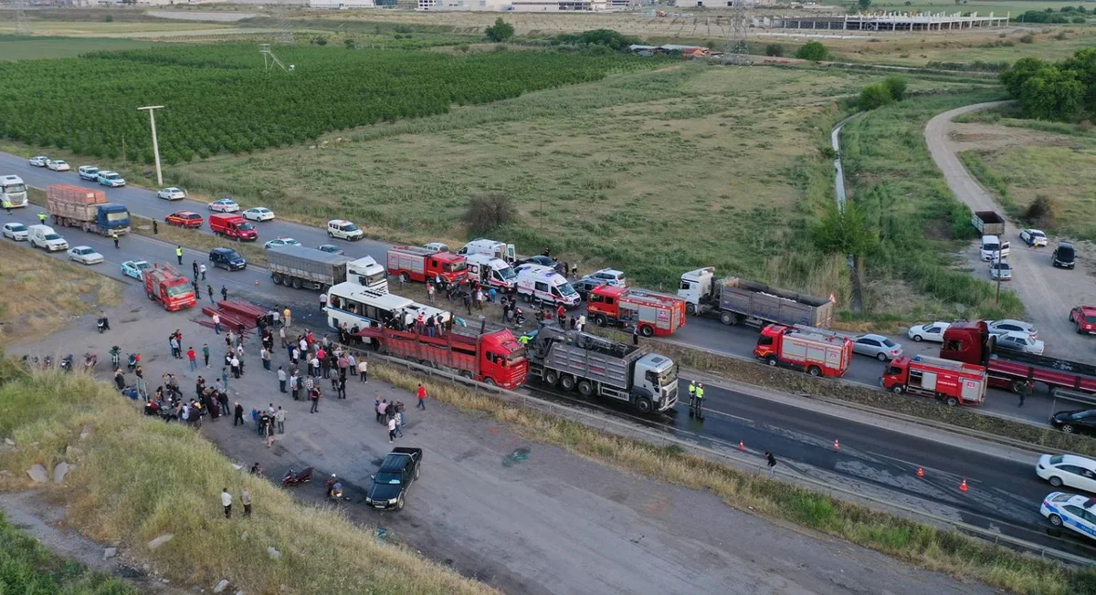 В Турции автобус столкнулся с грузовиком, есть погибший и раненые