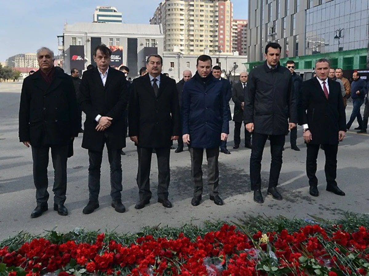 Azərbaycan millisinin baş məşqçisi Ana harayı abidəsini ziyarət edib