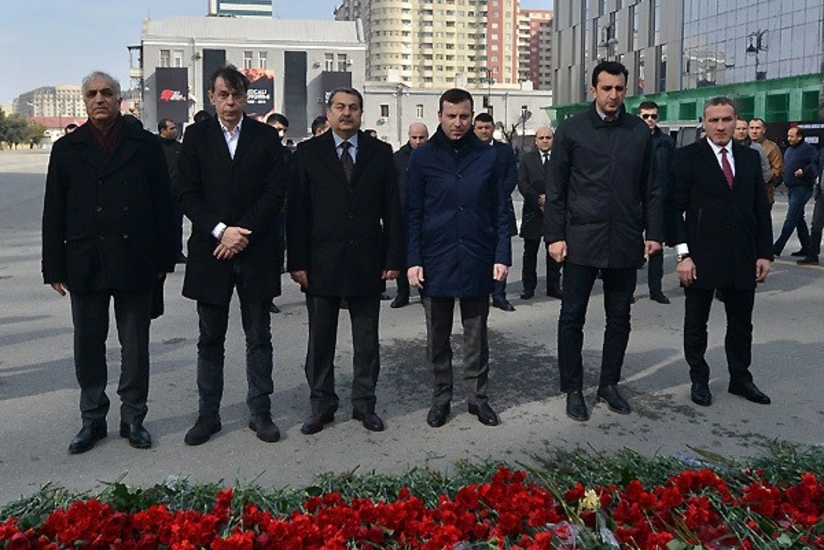 Azərbaycan millisinin baş məşqçisi Ana harayı abidəsini ziyarət edib