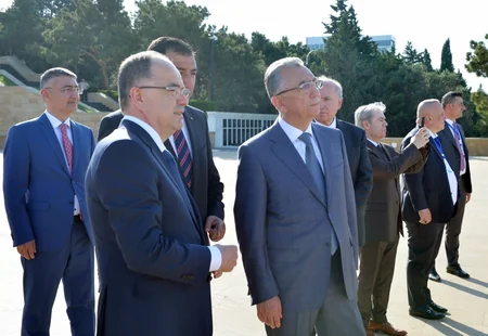 Albaniyanın Prezidenti Şəhidlər xiyabanını ziyarət edib