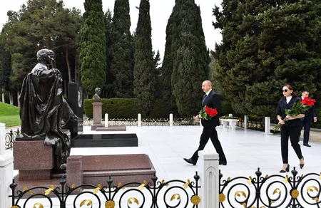 İlham Əliyev və Mehriban Əliyeva ulu öndər Heydər Əliyevin məzarını ziyarət ediblər