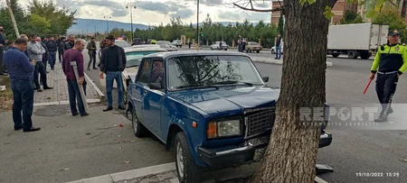 Şəkidə zəncirvari qəza olub, səkidə dayanan 2 piyada ağır xəsarət alıb